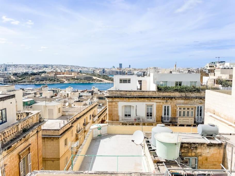 City Penthouse With Roof Terrace And Sea Views Валета Екстериор снимка