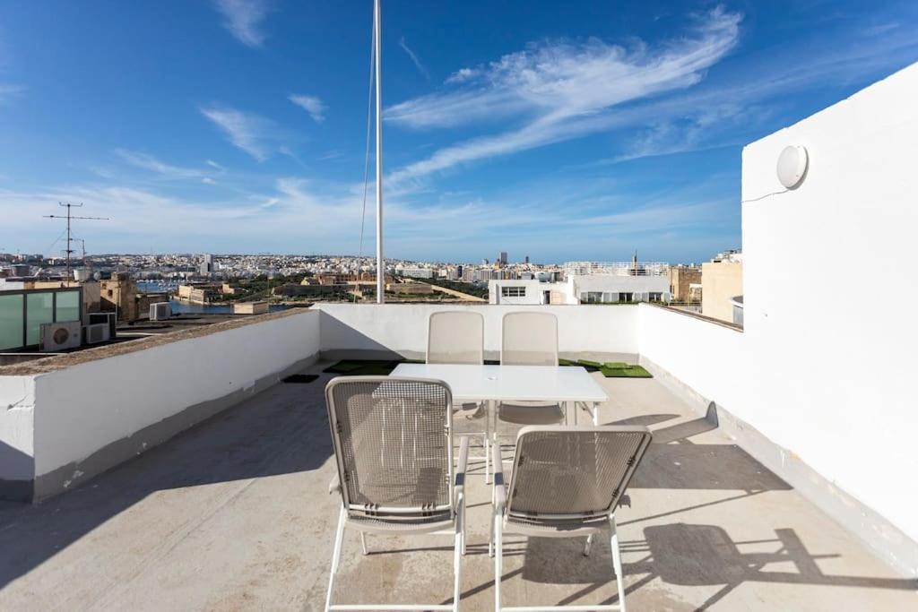 City Penthouse With Roof Terrace And Sea Views Валета Екстериор снимка