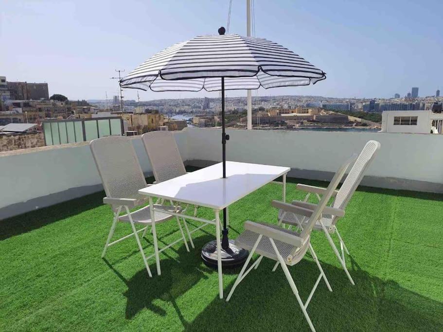 City Penthouse With Roof Terrace And Sea Views Валета Екстериор снимка