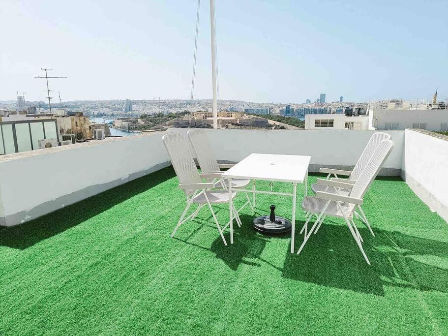 City Penthouse With Roof Terrace And Sea Views Валета Екстериор снимка