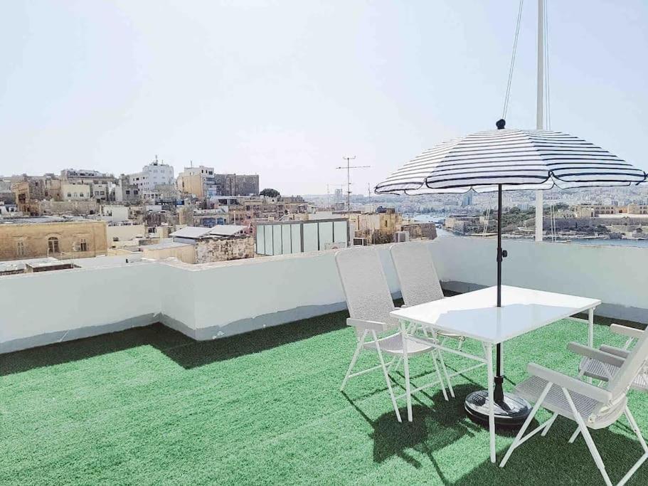 City Penthouse With Roof Terrace And Sea Views Валета Екстериор снимка